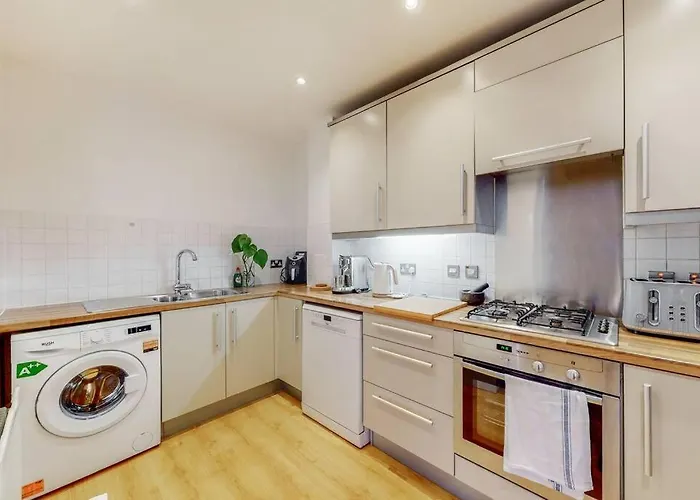 Modernistic 2-Bedroom Flat In Shadwell