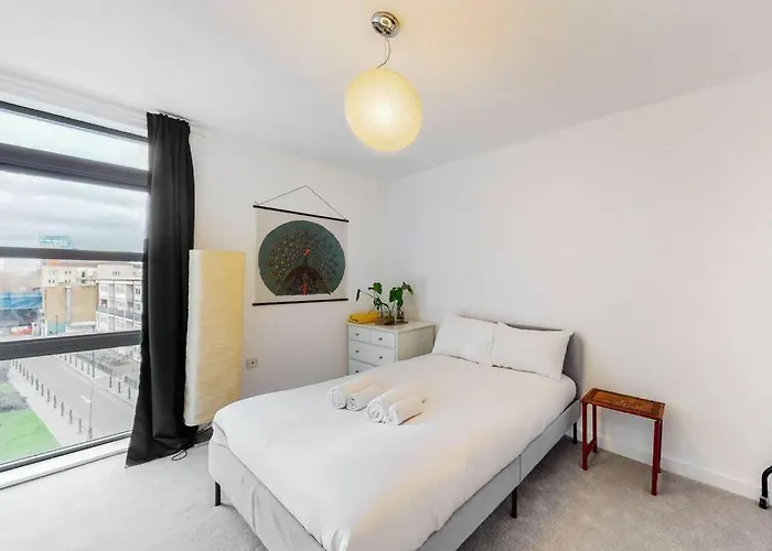 Modernistic 2-Bedroom Flat In Shadwell